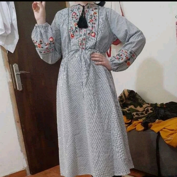 Shein embroidery dress with bow Medium - Picture 4 of 4